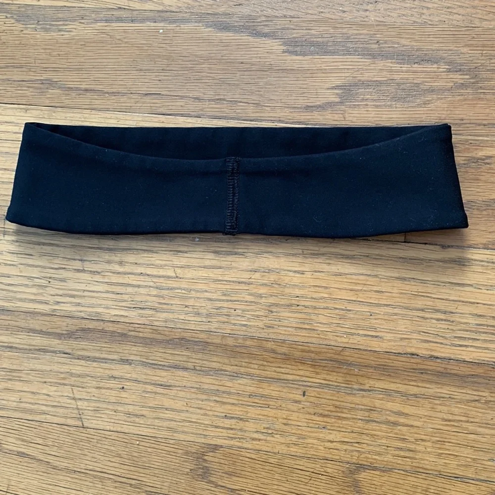 🧘🏻‍♀️Lululemon black fly-away tamer headband.